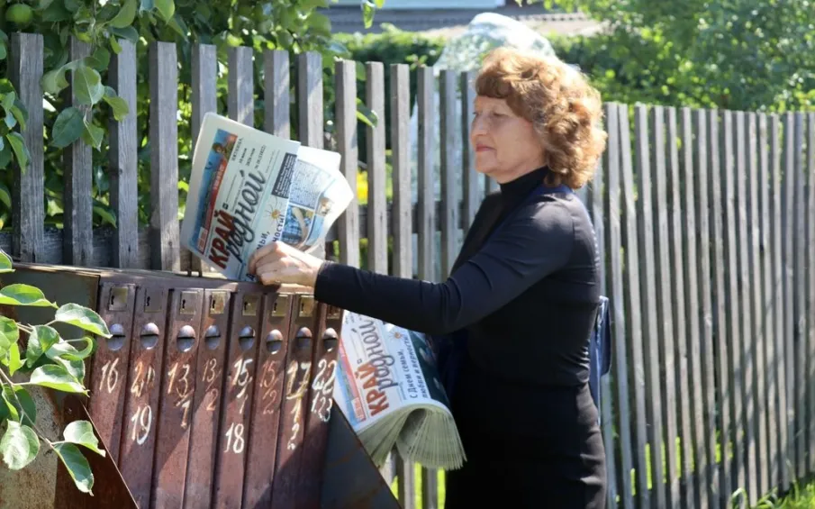 Кто стучится в дверь ко мне с толстой сумкой на ремне…